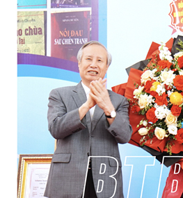 Nhà văn Minh Chuyên đón nhận danh hiệu Anh hùng Lao động và các giải thưởng trong nước, quốc tế